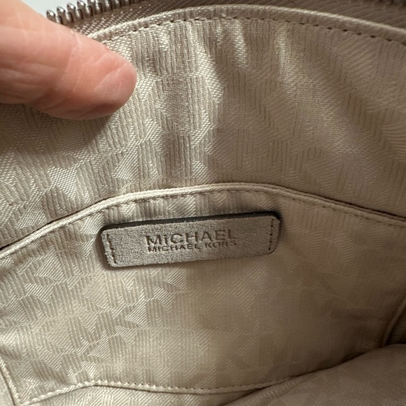 Michael Kors Billy Messenger suede leather bag, like new condition, color cement - Picture 7 of 11